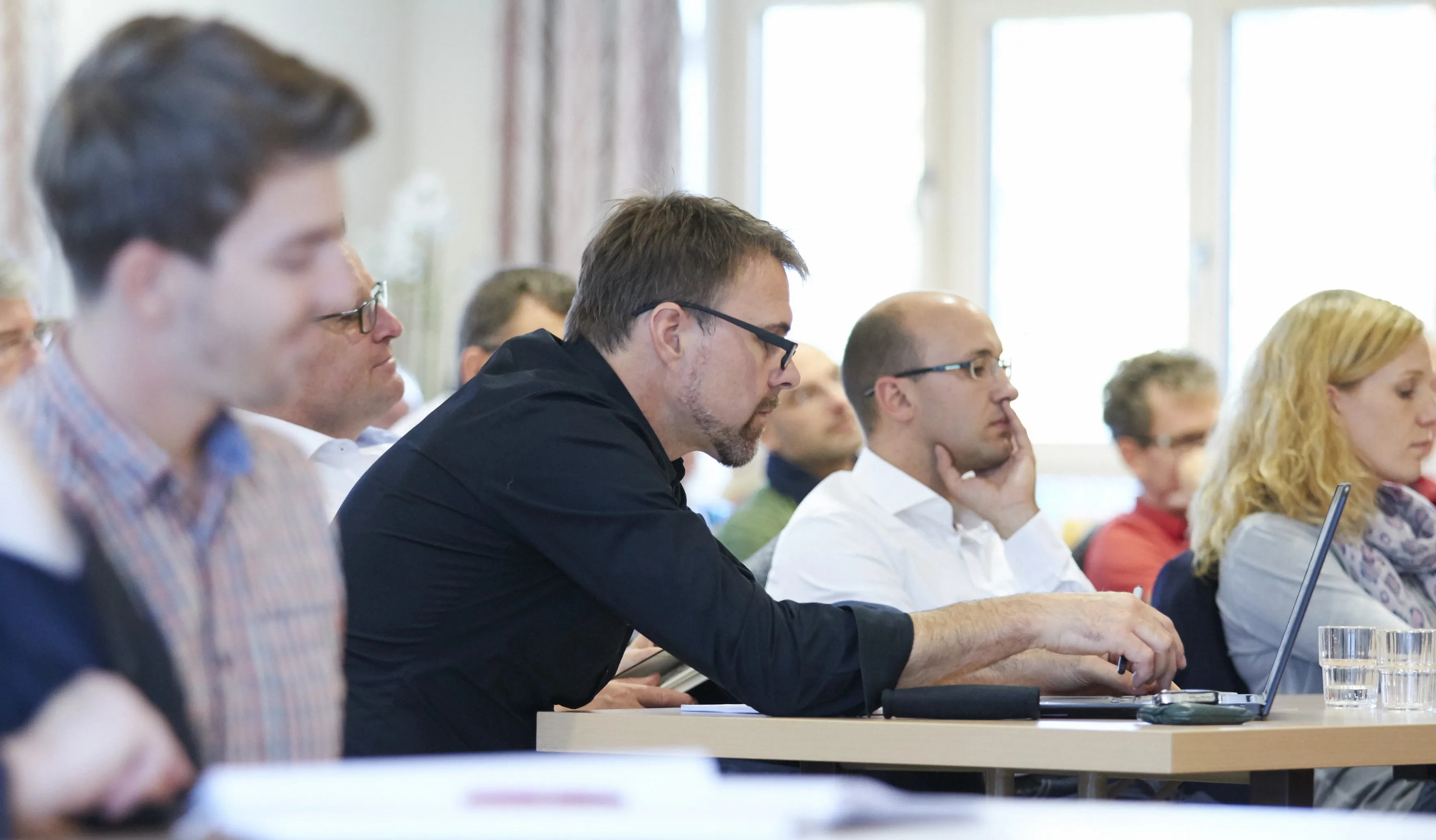 Bild eines Zuhörers bei einem Workshop zum Thema Marketing.