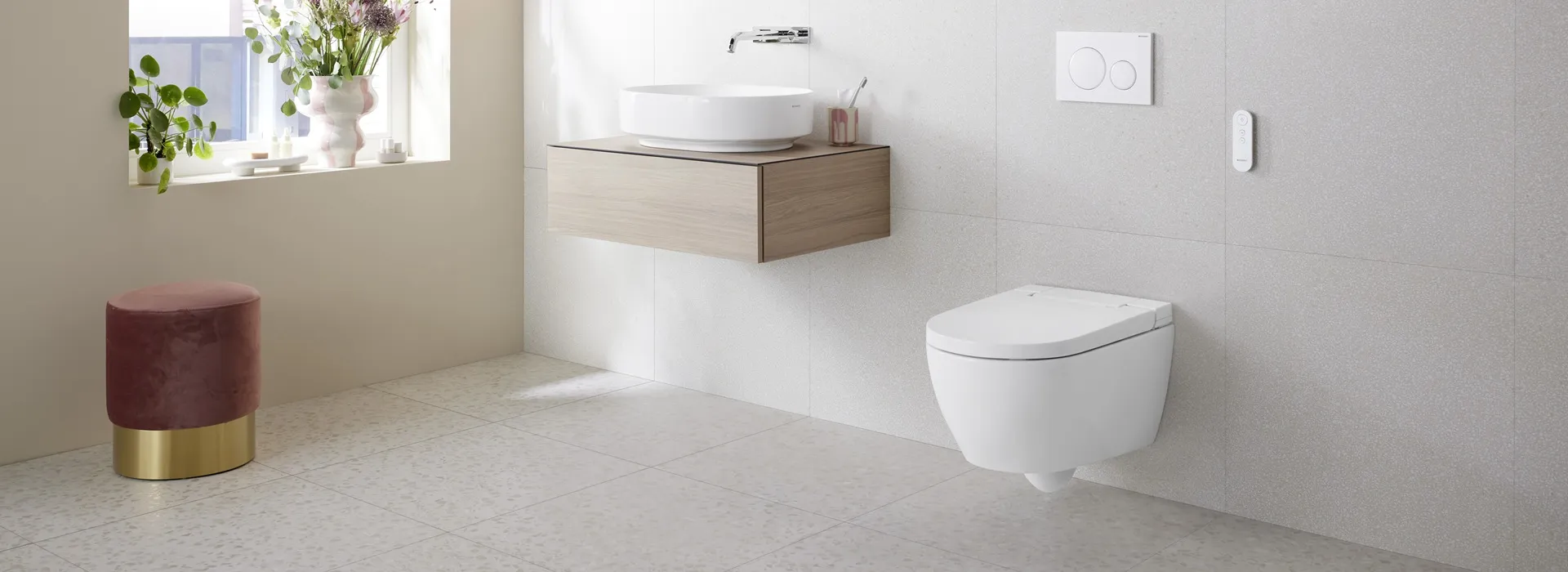 Helles Badezimmer mit Aufsatzwaschtisch und DuschWC