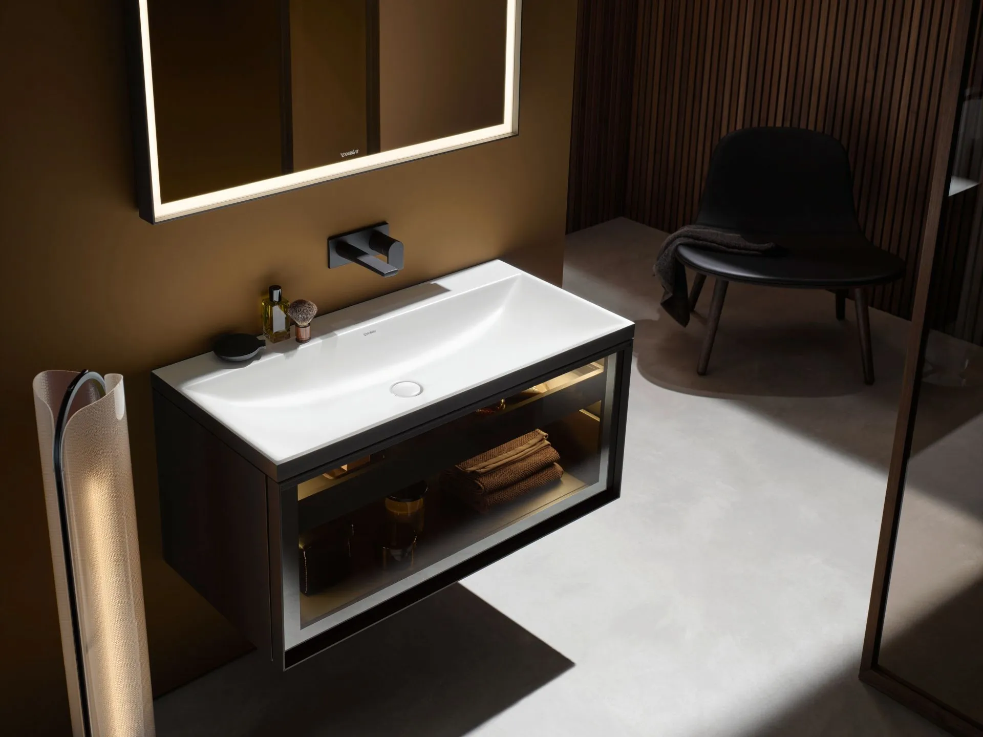 Hochwertiger Waschplatz der Serie Vitrium von Duravit mit charakteristischen Metallrahmen.erner.
