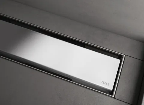 Die Ablaufrinne Drainline von TECE in schwarz-verchromt.