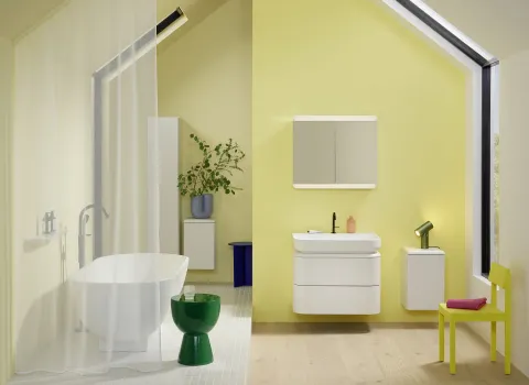 Hell-gelbes Badezimmer mit moderne Einrichtung der Serie b:me von burgbad.