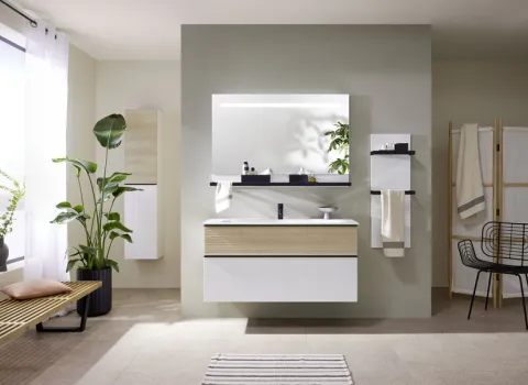 Das Badezimmer präsentiert einen eleganten burgbad Fiumo Waschtisch mit einer Kombination aus Holz und Weiß. 