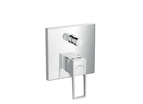 Eine moderne Badewannenarmatur von Hansgrohe mit rechteckigem Chrompanel und einem offenen Griffdesign für die Temperaturregulierung. 