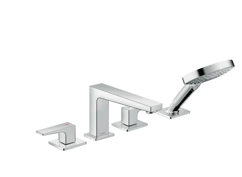Eine hochwertige, vierteilige Badewannenarmatur in Chromoptik mit modernem, kantigen Design.