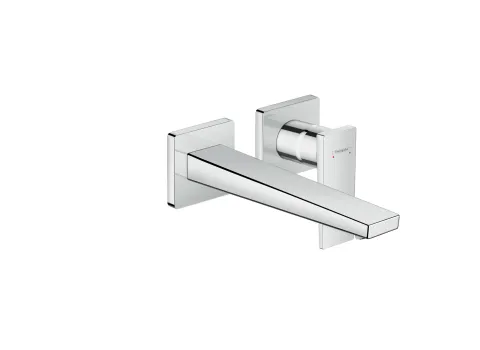 Eine minimalistische Wandarmatur in glänzendem Chrom, bestehend aus einem breiten, rechteckigen Auslauf und einem seitlichen Bedienhebel zur Temperatureinstellung. 