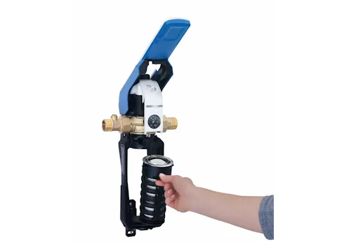 Nahaufnahme einer Hand, die eine Filterkartusche in ein blaues Filtersystem einsetzt.