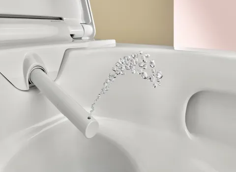 WC-Dusche in Nahaufnahme in Funktion