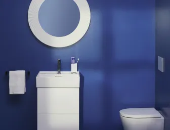 Ein stilvolles Badezimmer mit tiefblauen Wänden zeigt einen weißen, rechteckigen Waschtisch mit integriertem Waschbecken.