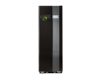 Ein einzelnes E3/DC-Stromspeichersystem in Schwarz steht zentral auf transparentem Hintergrund.