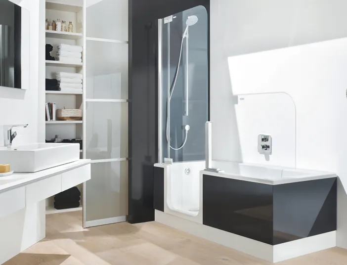 Badezimmer mit der barrierearmen Dusch-Badewanne Twinline von Artweger.