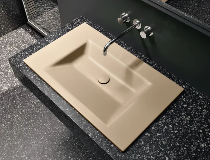 Waschbecken BetteAqua in Beige im dunklen Bad