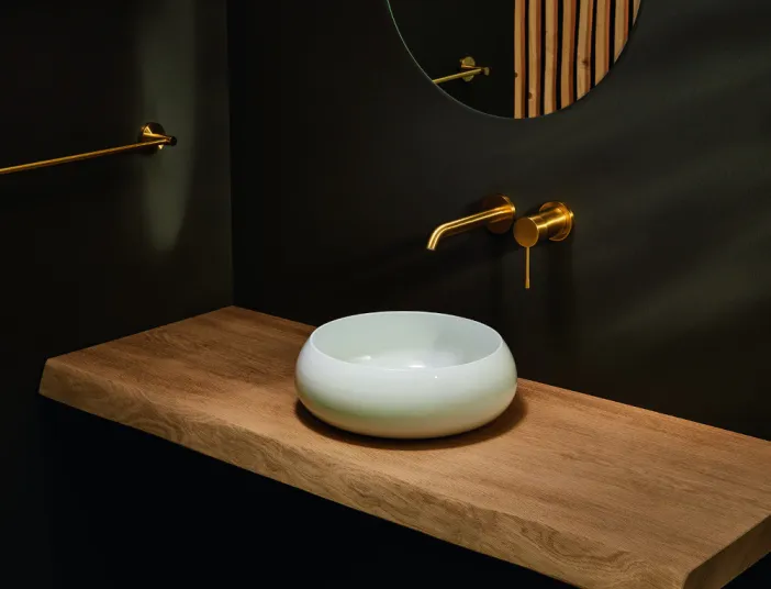 Waschtisch BetteCraft auf Naturholztisch im dunklen Badezimmer