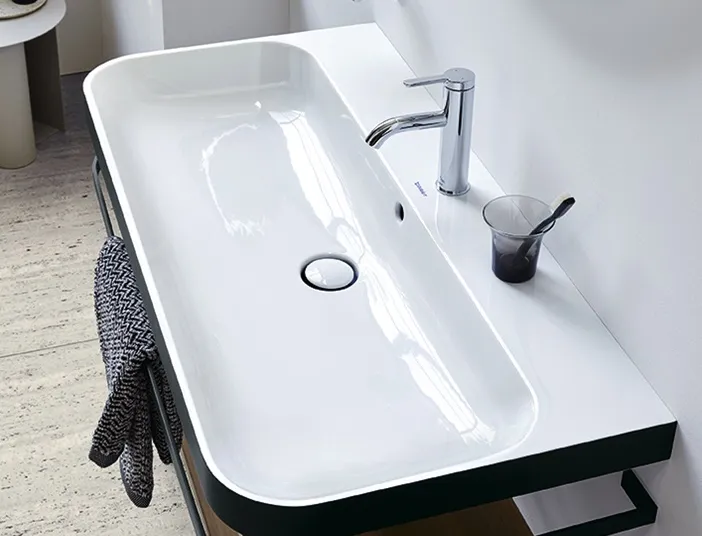 Breiter Waschtisch mit Metalluntergestell in Schwarz von Duravit.