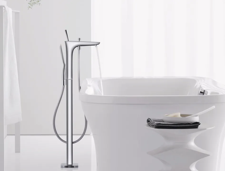 Ein eleganter, freistehender Wasserhahn mit integriertem Duschkopf fließt in eine moderne, weiße Badewanne. 