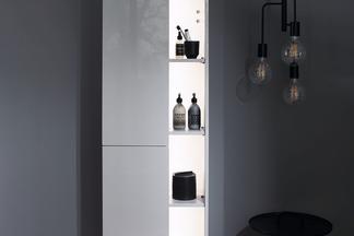 Hochschrank mit Innenbeleuchtung der Serie Badu von burgbad