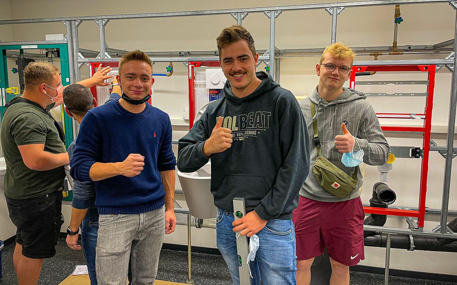 Azubigruppe in Produktionsstätte