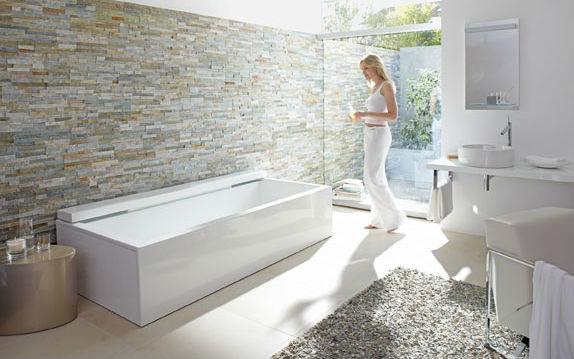 Wanne vor Natursteinwand