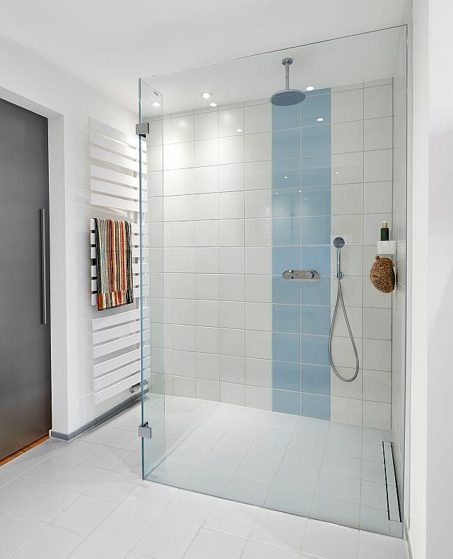 Helles Bad mit großzügiger Premium-Walkin-Dusche